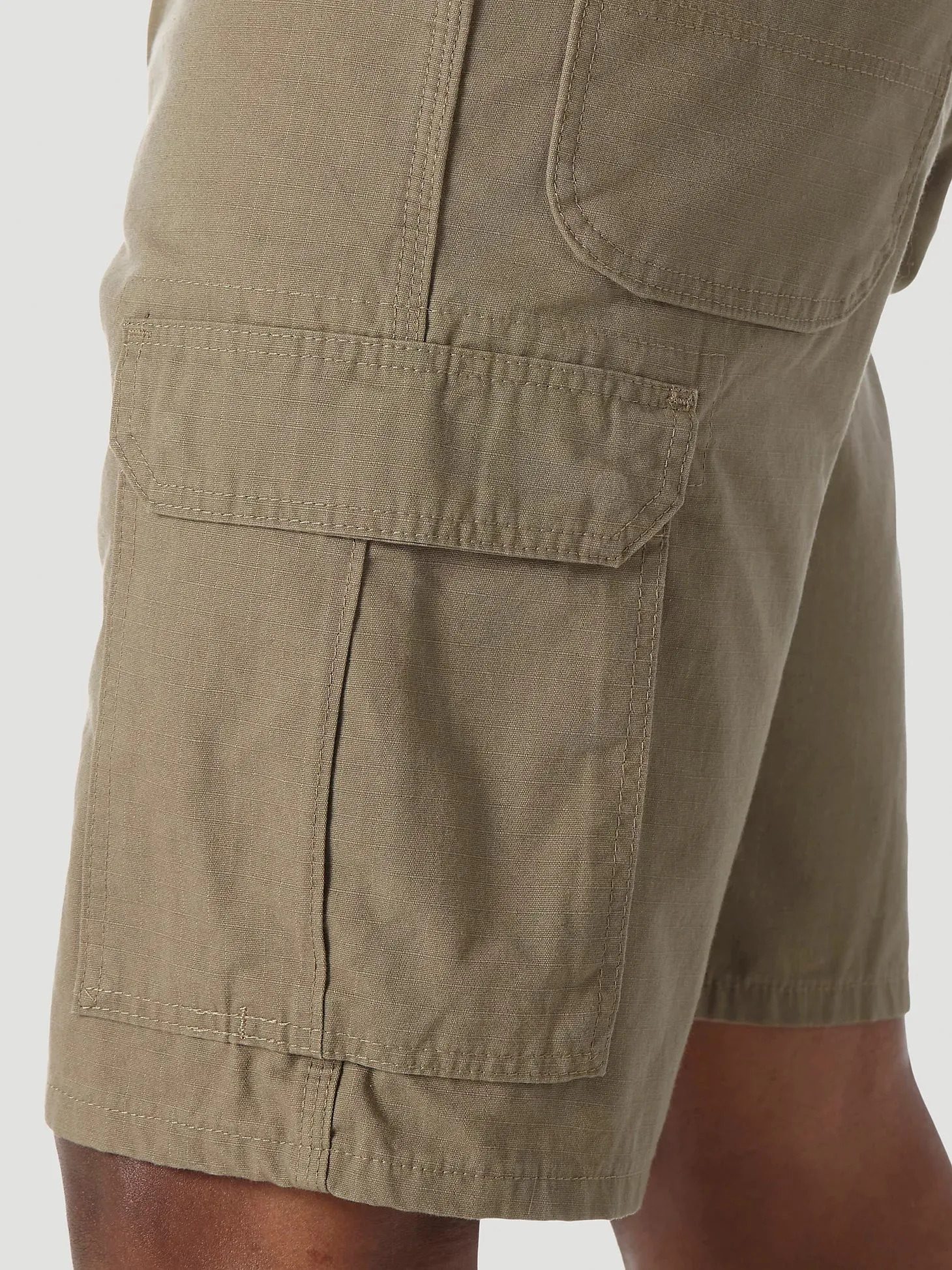 WRANGLER RIGGS WORKWEAR RIPSTOP RANGER CARGO SHORT IN BARK SIZE 42