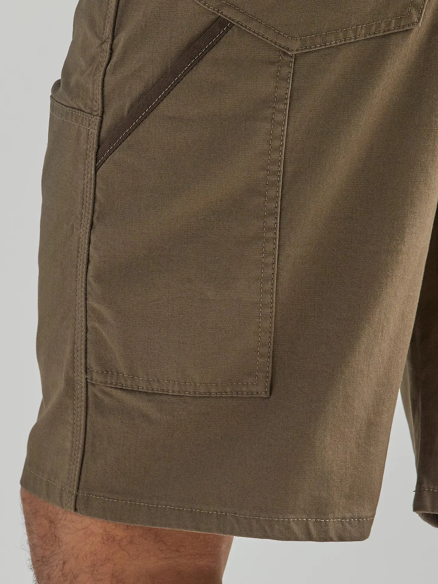 WRANGLER RIGGS WORKWEAR UTILITY RELAXED SHORT IN LIGHT BROWN SIZE 42