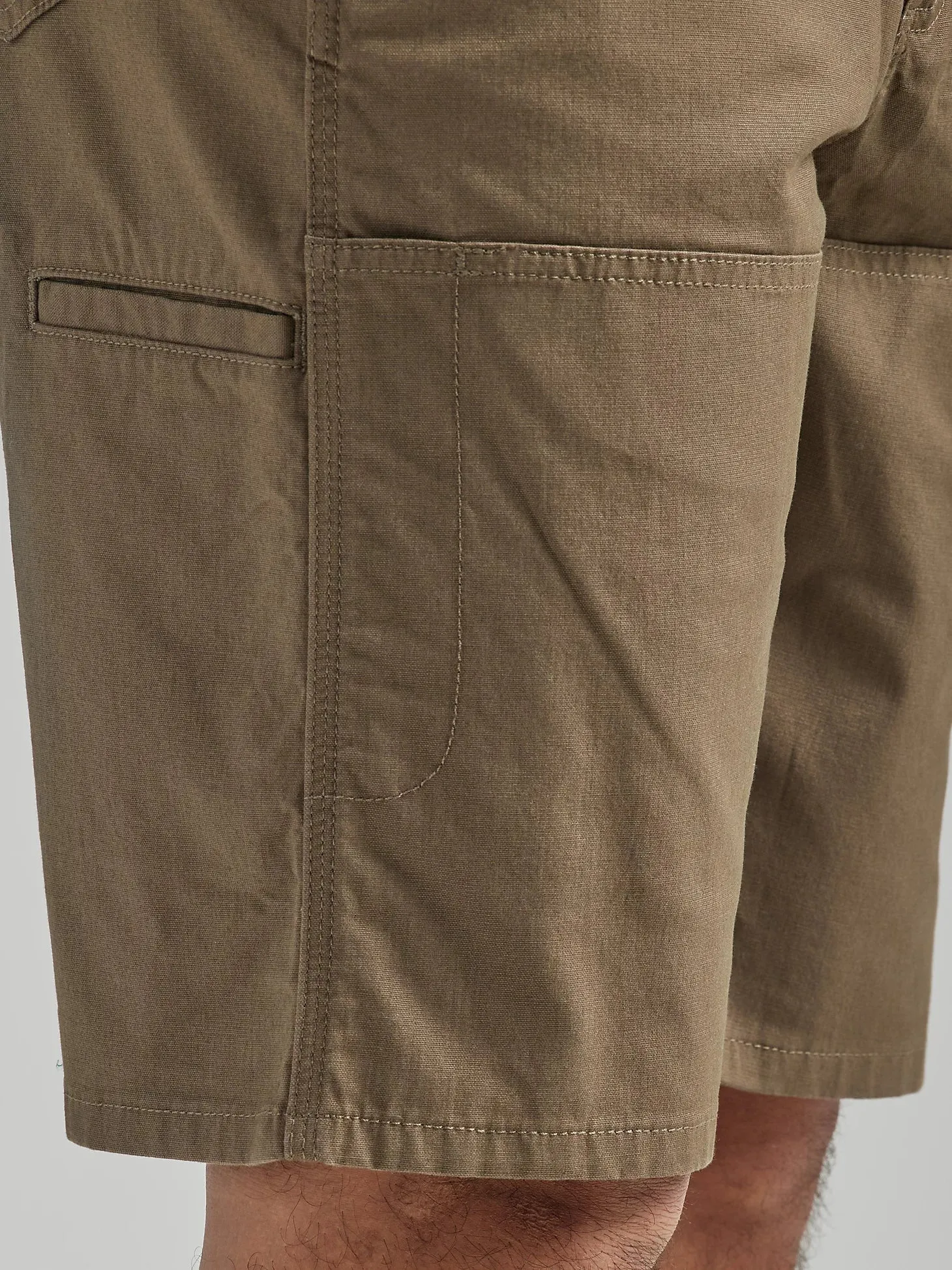 WRANGLER RIGGS WORKWEAR UTILITY RELAXED SHORT IN LIGHT BROWN SIZE 42